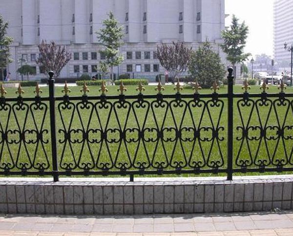 十堰鐵藝護欄有哪些優(yōu)缺點以及維護方式呢？